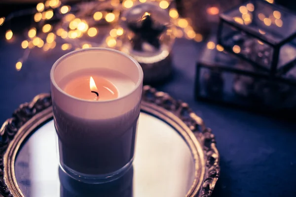 Décorations de vacances avec bougies et lumières, décor de mariage — Photo