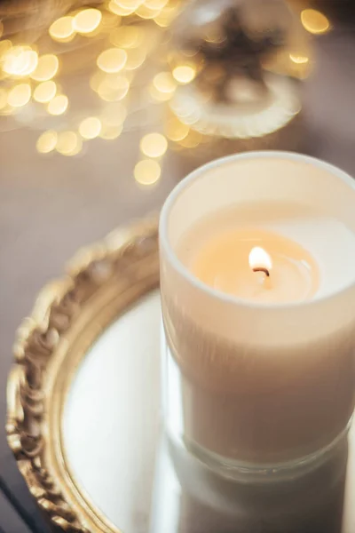 Decorações de férias com velas e luzes, decoração de casamento — Fotografia de Stock