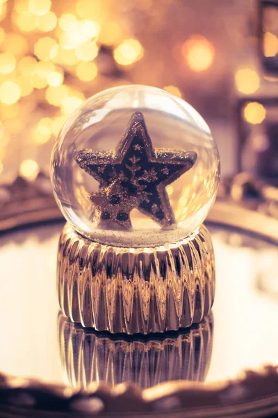 Vakantie ster in glazen bal, kerstversiering — Stockfoto