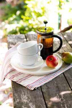 İki kişilik kahvaltı, çay fincanı ve meyve.