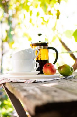 İki kişilik kahvaltı, çay fincanı ve meyve.