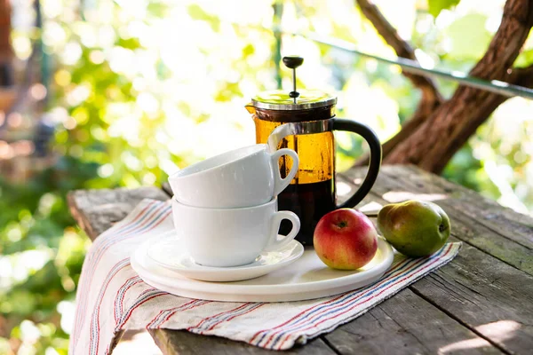 Petit déjeuner servi pour deux, tasses à thé et fruits — Photo