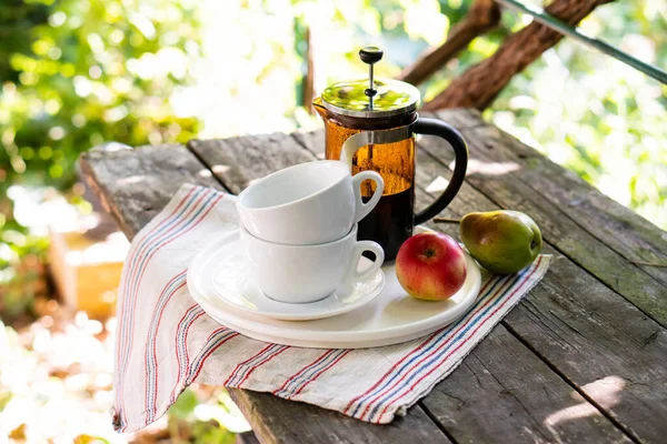 早餐两餐，茶杯和水果 — 图库照片