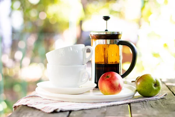 Petit déjeuner servi pour deux, tasses à thé et fruits — Photo