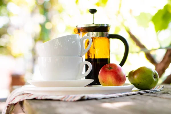 Desayuno para dos personas, tazas de té y frutas — Foto de Stock