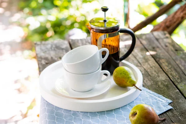 Desayuno para dos personas, tazas de té y frutas —  Fotos de Stock