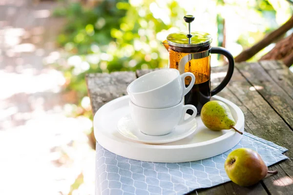 早餐两餐，茶杯和水果 — 图库照片