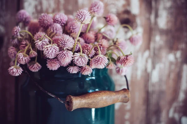 Milk can, and a bouquet — Stock Photo, Image