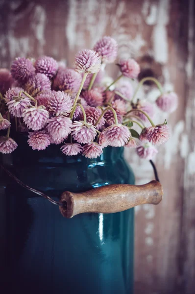 Milk can, and a bouquet — Stock Photo, Image