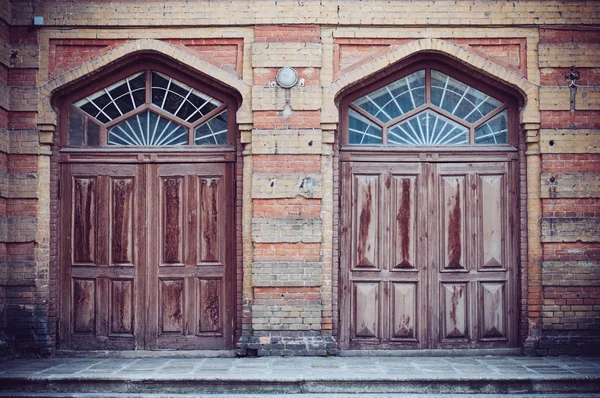 Duas portas de madeira marrom — Fotografia de Stock