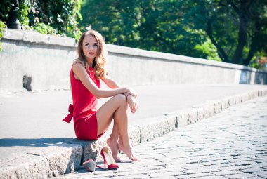 Onu ayakkabı oturan kadın