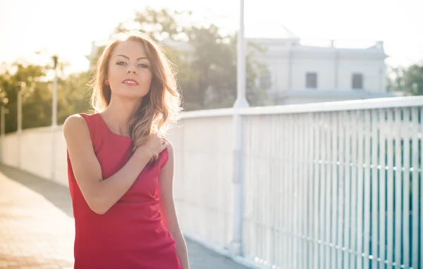 Vrouw in een ochtend achtergrondverlichting — Stockfoto