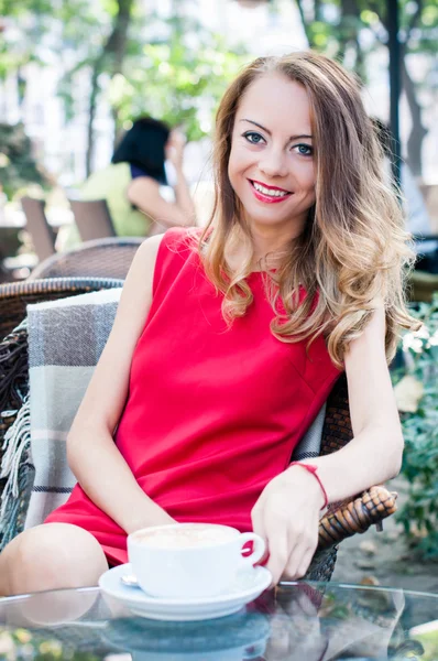 Mädchen im Café — Stockfoto