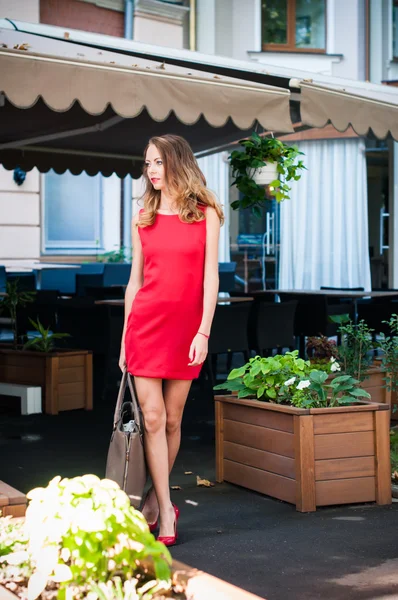 Senhora de vestido vermelho — Fotografia de Stock