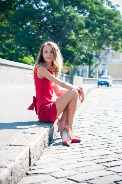 Frau sitzt ohne Schuhe — Stockfoto