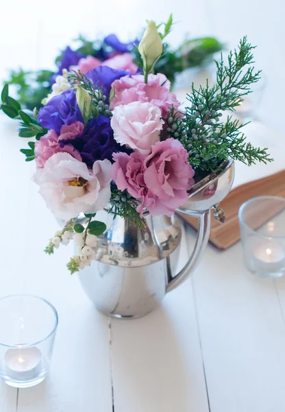 Bouquet di eustomi viola e rosa — Foto Stock