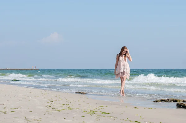 Chica en una playa —  Fotos de Stock