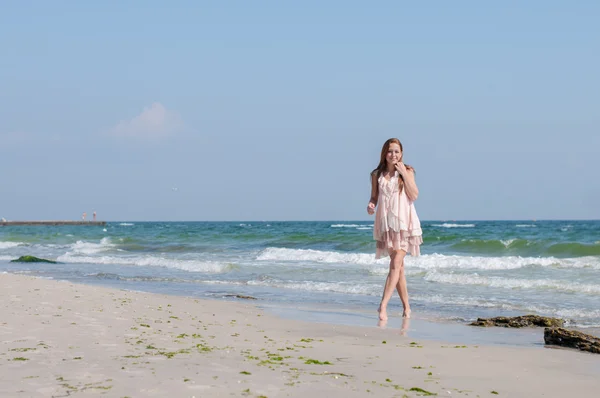 Chica en una playa — Foto de Stock