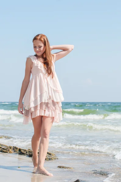 Menina em uma praia — Fotografia de Stock