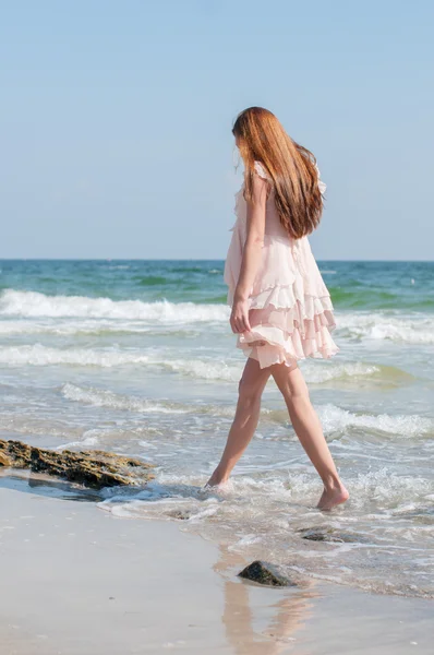 Chica en una playa — Foto de Stock