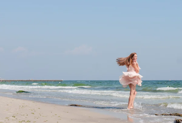 Chica en una playa — Foto de Stock