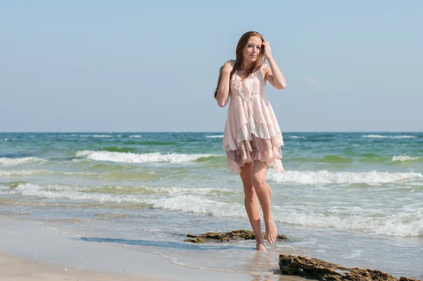 Fată pe o plajă — Fotografie, imagine de stoc