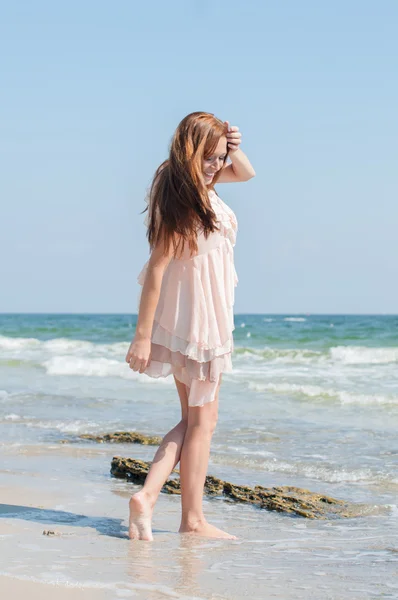 Menina em uma praia — Fotografia de Stock