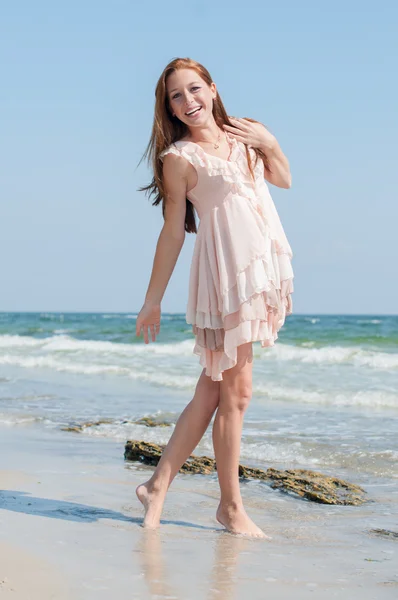 Menina em uma praia — Fotografia de Stock