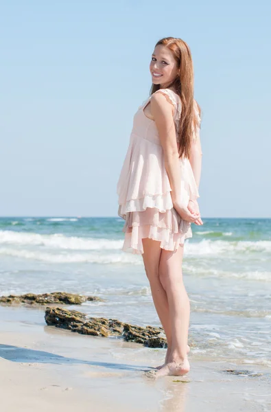 Plajdaki kız. — Stok fotoğraf