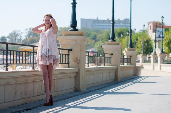 Meisje in de zomer beige jurk — Stockfoto