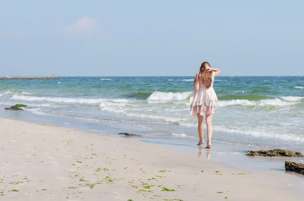 Fată pe o plajă — Fotografie, imagine de stoc