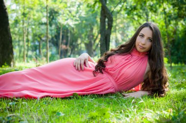 Parktaki genç kız.