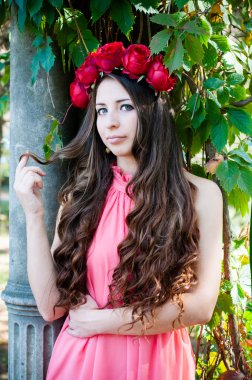 Gül taç giyen kız 