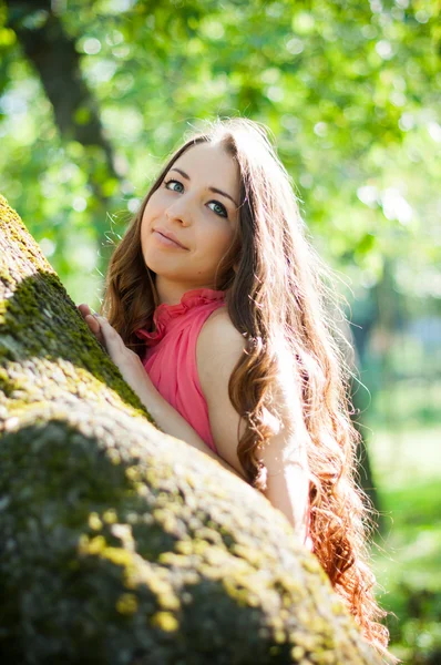 Jong meisje in een park — Stockfoto