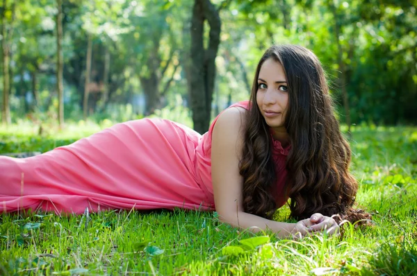 Giovane ragazza in un parco — Foto Stock