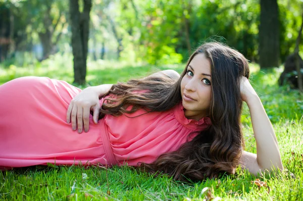 Chica joven en un parque — Foto de Stock