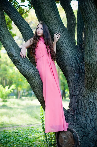 Giovane ragazza in un parco — Foto Stock