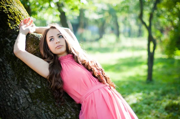 Giovane ragazza in un parco — Foto Stock