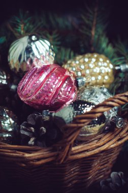 bir hasır sepet süsleri