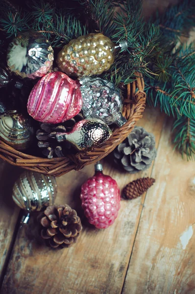 Décorations dans un panier en osier — Photo