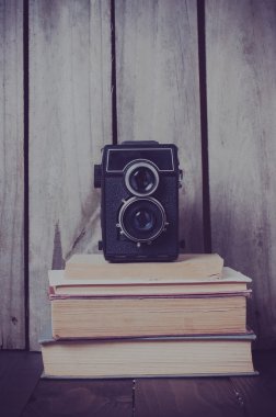 kamera ve bir kitap yığını