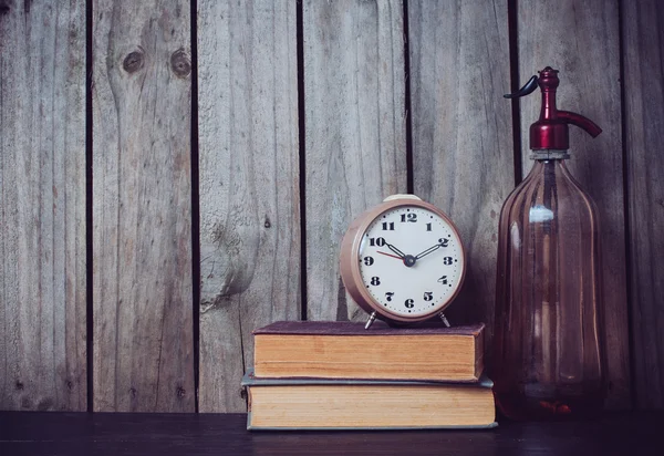 Siphon, alarm clock and vintage books — Stock Photo, Image