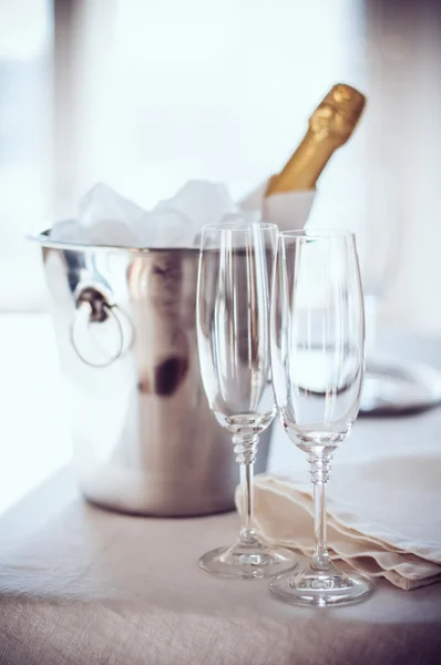 Champagne i is hink — Stockfoto