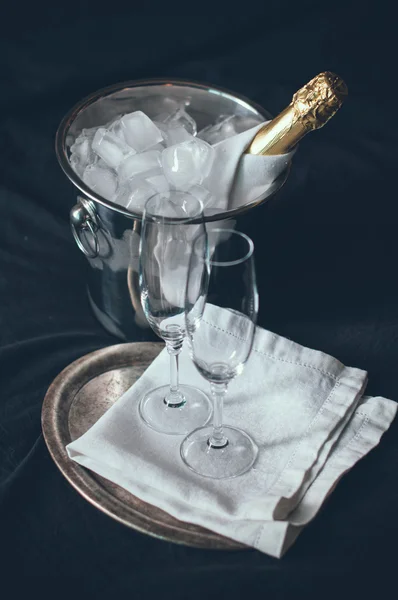 Champagne in bed — Stockfoto