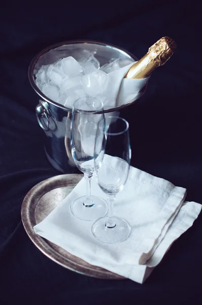 Champagne i sängen — Stockfoto