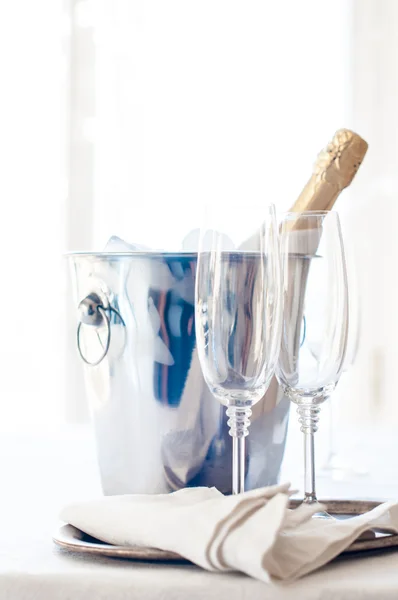 Champagne i is hink — Stockfoto