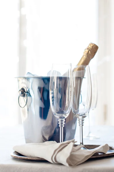 Champagne i is hink — Stockfoto