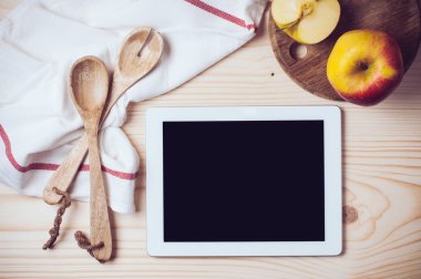 Mutfak masasının üstünde tablet