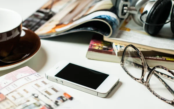 Smartphone auf dem Bürotisch — Stockfoto