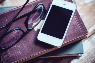 kitap, smartphone ve gözlük 